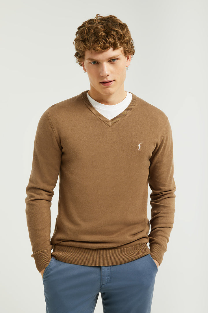 Jersey básico de cuello de pico marrón cálido con logo Rigby Go
